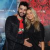 Gusttavo Lima faz carinho na barriga de sua mulher, Andressa Suita, grávida de quatro meses, nos bastidores de show nesta quarta feira, 1º de fevereiro de 2017