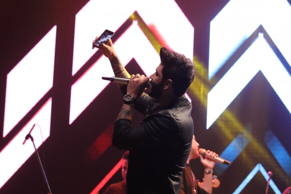 O cantor sertanejo gravou um vídeo seu durante apresentação no Villa Mix, SP, nesta quarta-feira, 1º de janeiro de 2017