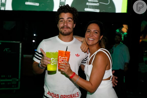 Thiago Martins posa com a promoter Carol Sampaio no show 'Viva Cazuza Sempre', em prol da Sociedade Viva Cazuza, na Arena Banco Original, no Rio de Janeiro, na noite desta quarta-feira, 1 de fevereiro de 2017