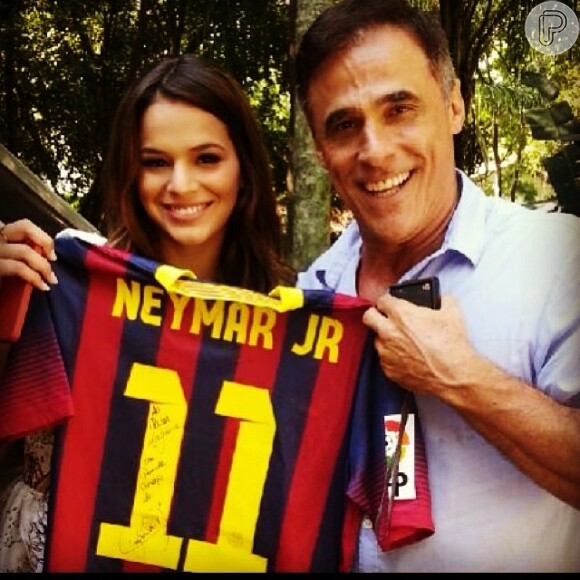 Bruna Marquezine foi até a Espanha no final de janeiro e trouxe de presente para Oscar Magrini uma camisa do Barcelona autografada por Neymar