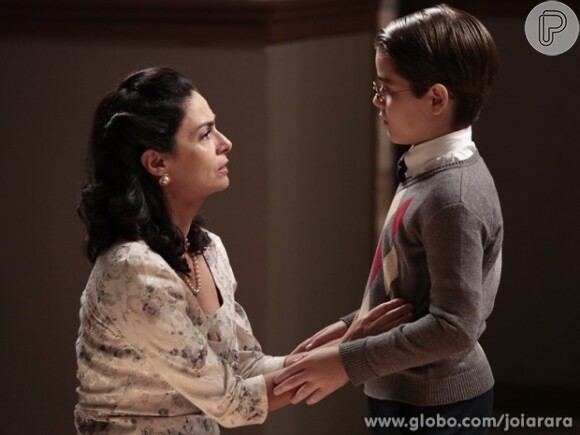Laura (Claudia Ohana) fica arrasada ao perder a guarda de Tavinho (Xande Valois) em 'Joia Rara'