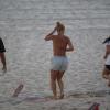 Carolina Dieckmann aproveitou o clima mais ameno do fim desta segunda-feira, 03 de janeiro de 2014, e fez exercícios funcionais na praia do Pepino, Zona Sul do Rio