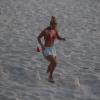 Carolina Dieckmann aproveitou o clima mais ameno do fim desta segunda-feira, 03 de janeiro de 2014, e fez exercícios funcionais na praia do Pepino, Zona Sul do Rio