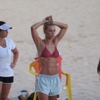 Carolina Dieckmann aproveita folga de 'Joia Rara' e pratica exercícios na praia