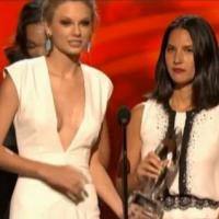 Taylor Swift: Olivia Munn imita Kanye West e brinca de tirar prêmio da cantora