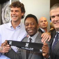 Pelé e Guga prestigiam inauguração de relojoaria patrocinadora da Copa do Mundo