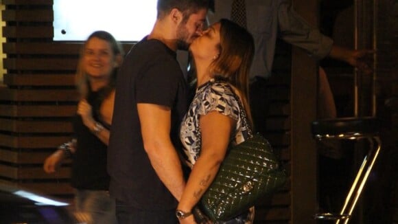Preta Gil beija o noivo, Rodrigo Godoy, após jantar e encontra com Ana Carolina
