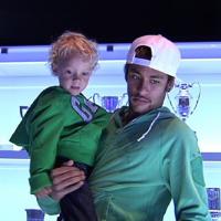 Neymar leva filho para conhecer o museu do Barcelona: 'Momento bonito'