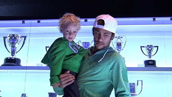 Neymar leva filho para conhecer o museu do Barcelona: 'Momento bonito'