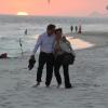 Natália do Vale e Herson Capri gravaram uma cena romântica de 'Em Família' na praia da Barra da Tijuca nesta quinta-feira, 06 de fevereiro de 2014