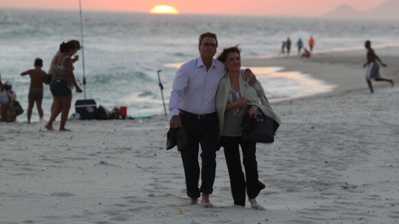 Natália do Vale e Herson Capri gravam cena romântica de 'Em Família' em praia