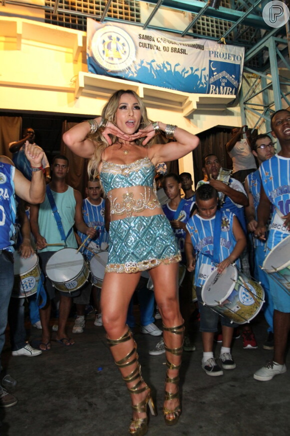Sabrina Sato faz festa na quadra da Vila Isabel, no Rio
