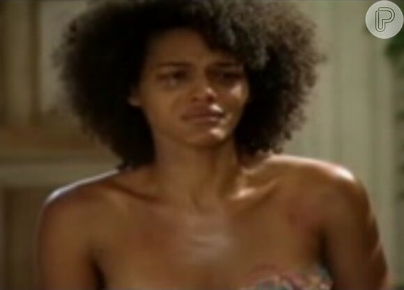 Após o estupro, Nedinha (Jessica Barbosa) chega em casa toda machucada, na novela 'Em Família'