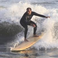 Humberto Martins surfa no Rio em dia de folga das gravações de 'Em Família'