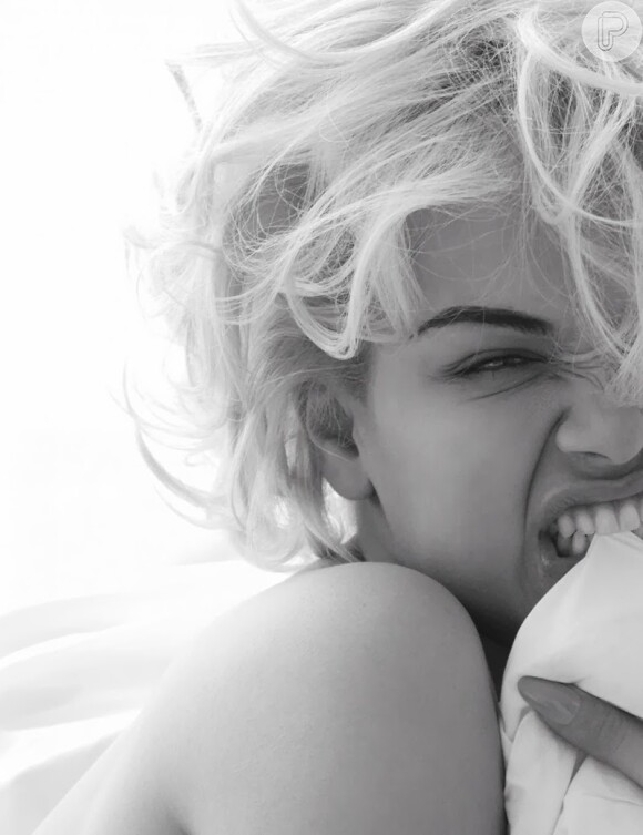 Rita Ora posa pelada para ensaio da revista 'W Magazine', em 11 de fevereiro de 2014