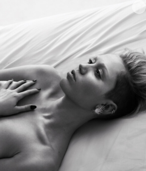 Miley Cyrus posa de topless para ensaio da revista 'W Magazine', em 11 de fevereiro de 2014
