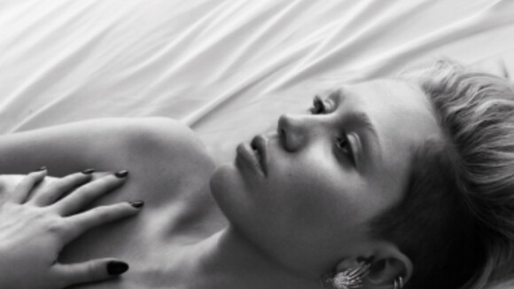 Miley Cyrus e Vanessa Hudgens posam peladas para ensaio da 'W Magazine'