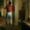 Na cena, a personagem Helena deixar a toalha cair após esbarrar com o tio no corredor de sua casa