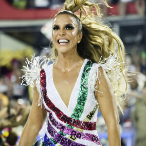 'Carnaval no chão, pulando sem parar!!! Melhor carnaval de todos os tempos!', disse a cantora, em seu Instagram