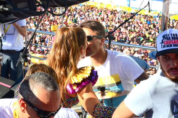 Daniel Cady, marido de Ivete, deu um beijo de boa sorte na cantora antes de seu show, em Salvador, no sábado, 25 de fevereiro de 2017