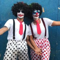 Ivete Sangalo passa despercebida no Carnaval de rua com fantasia de palhaça