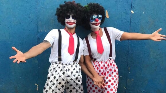 Ivete Sangalo passa despercebida no Carnaval de rua com fantasia de palhaça