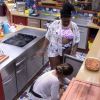 Em conversa na cozinha com Vivian, Roberta criticou a postura de Emilly na casa do 'Big Brother Brasil' na tarde desta quarta-feira, 1º de março de 2017: 'Ciúmes doentio'