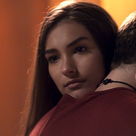 Yasmin (Marina Moschen) resolve contar a Zac (Nicolas Prattes) sobre o trauma que teve no passado, na novela 'Rock Story'