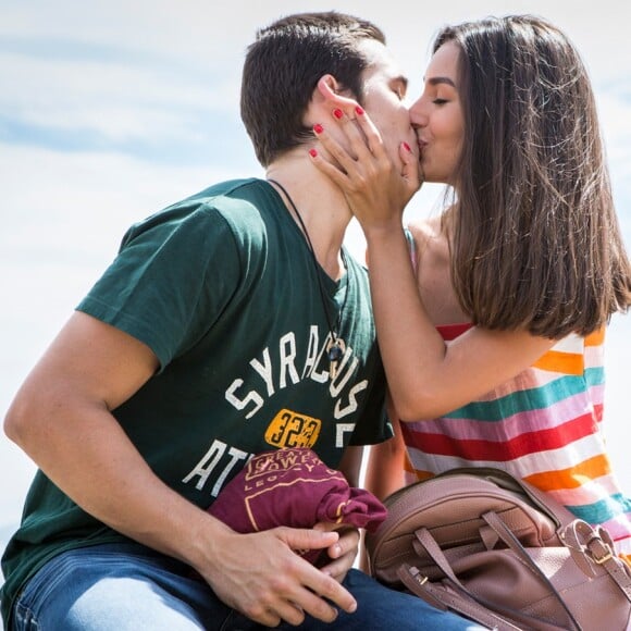 Yasmin (Marina Moschen) e Zac (Nicolas Prattes) estão apaixonados e namoram escondido, na novela 'Rock Story'