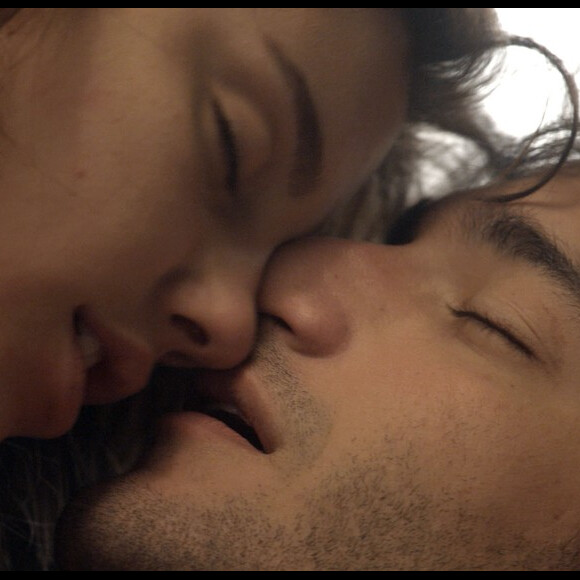 Marina (Alice Wegmann) agradece Tiago (Humberto Carrão) por salvá-la de Tião (José Mayer) e os dois vão para cama, na novela 'A Lei do Amor'