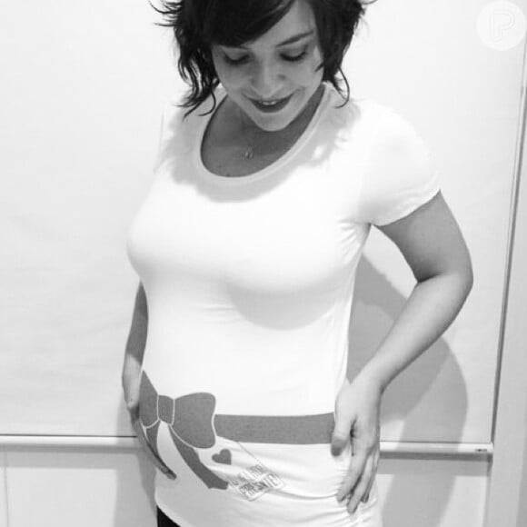 Aos 35 anos, Regiane está grávida de 5 meses
