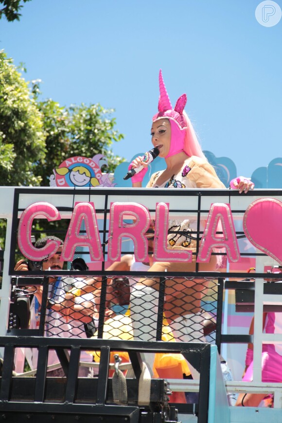 Carla Perez levou a primeira multa durante seu desfile no Circuito Osmar, em Campo Grande, na Bahia, no último sábado, 25 de fevereiro de 2017. A penalidade agravou, quando aumentou o volume no domingo, 26 de fevereiro de 2017