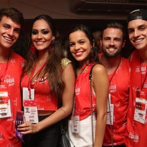 Antônio e Manoel, do 'BBB17', estiveram em camarote da Sapucaí acompanhados: 'Amigas'