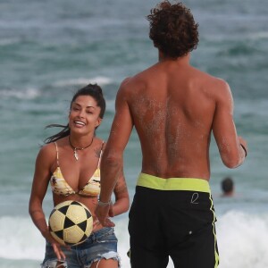 Aline Riscado e Felipe Roque adoram praticar esportes. O casal foi visto jogando altinha na praia da Joatinga no dia 31/01