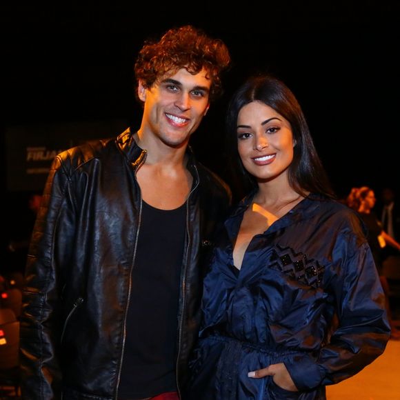 Aline Riscado e Felipe Roque estrelam sua primeira peça juntos. O casal está em cartaz no Rio de Janeiro com a peça 'O Jogo do Amor', até 25 de março