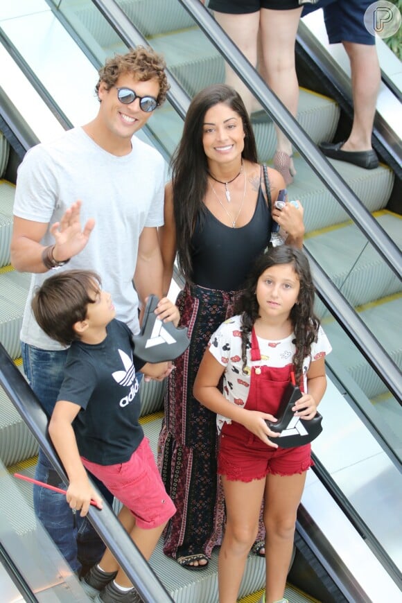 Felipe Roque acompanha Aline Riscado em passeio com o filho da modelo, no shopping Village Mall, no dia 22/01