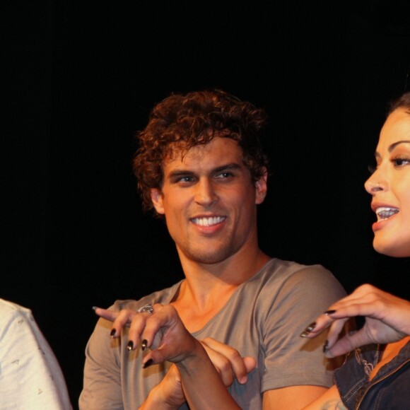 Felipe Roque e Aline Riscado na estreia da peça 'O Jogo do Amor', no dia 13/01