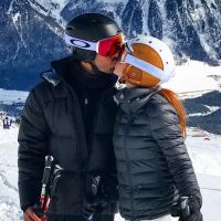 Foto: Marina Ruy Barbosa dá beijo em Xandinho Negrão durante viagem à Suíça
