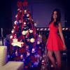 Bruna Marquezine usou um vestido rodado vermelho na noite de Natal 2013