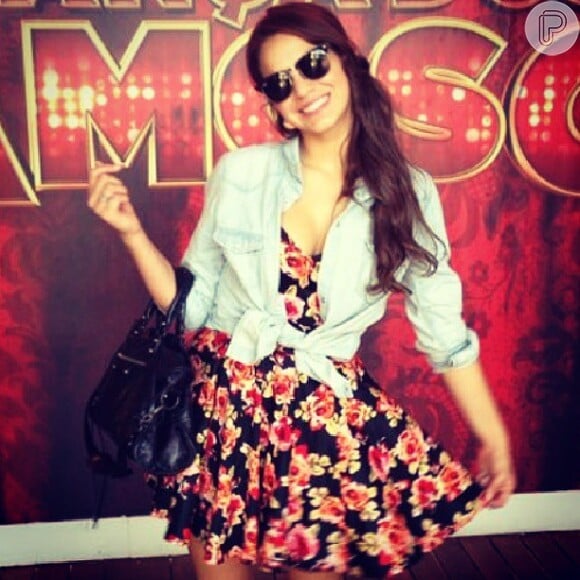 Bruna Marquezine usa vestido com estampa floral e sobrepõe com uma camisa jeans