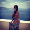 Bruna Marquezine usa saia longa com estampa floral combinand com o biquíni em viagem para Grécia