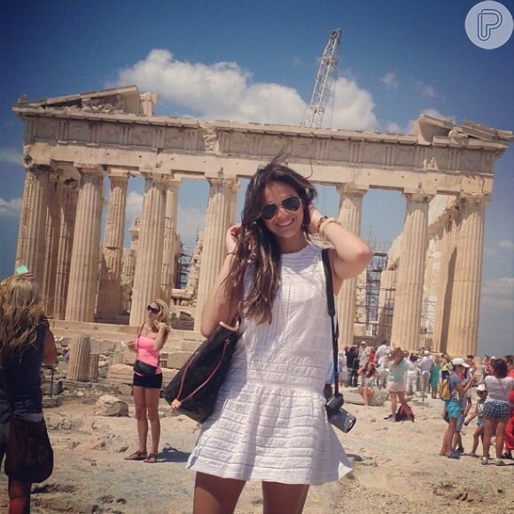 Bruna Marquezine usa vestido branco simples para passeio turístico na Grécia