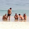Felipe Titto ficou sentado na beira do mar conversando com amigos, entre eles o ex-BBB Yuri Fernandes
