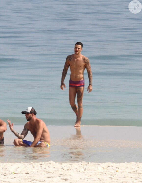 Felipe Titto curtiu a tarde desta sexta-feira, 14 de fevereiro de 2014, na praia da Barra da Tijuca, Zona Oeste do Rio