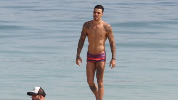 Felipe Titto exibe tatuagens e corpo sarado em dia de praia no Rio