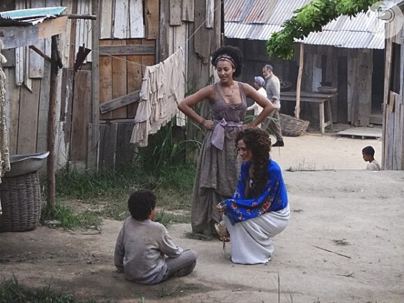 Em cena de 'Lado a Lado' Isabel (Camila Pitanga) conhece Elias (Cauê Campos) no Morro da Providência; o menino é seu filho que ela pensava ter morrido