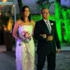 Carol Castro caminha em direção ao noivo, Raphael Sander, sorridente e emocionada