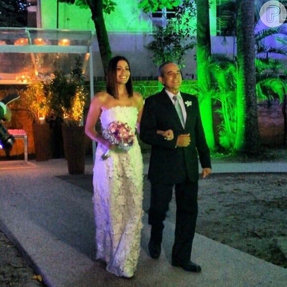 Carol Castro caminha em direção ao noivo, Raphael Sander, sorridente e emocionada