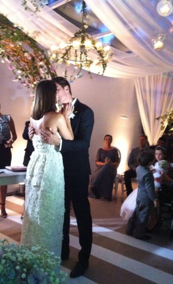 Carol Castro beija Raphael Sander na hora do 'sim' de seu casamento, nesta sexta-feira, 14 de janeiro de 2014, em São Conrado, Zona Sul do Rio de Janeiro