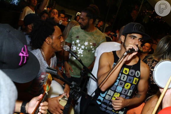 Caio Castro se diverte com amigo e canta com grupo de pagode no Bar da Bud, na Barra da Tijuca, na Zona Oeste do Rio de Janeiro, em 16 de fevereiro de 2014